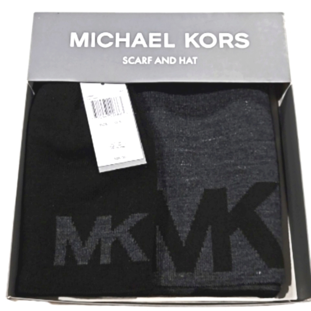 NEW! MICHAEL KORS MK Knit Hat & Scarf Set OS.